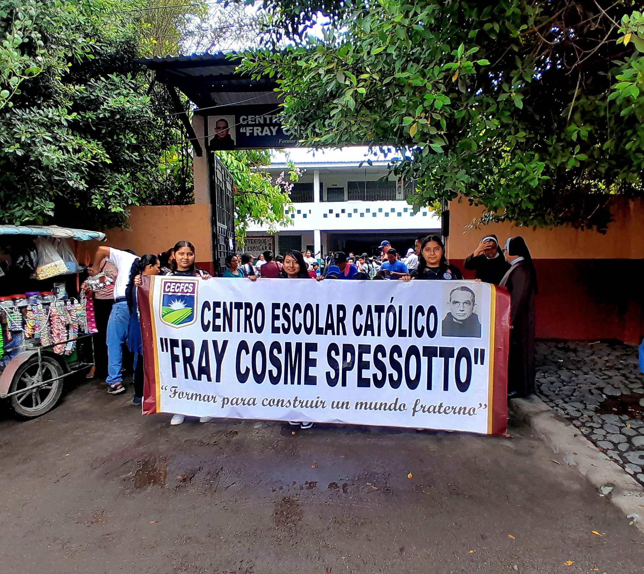 Estudiantes del Centro Escolar Católico Fray Cosme Spessotto